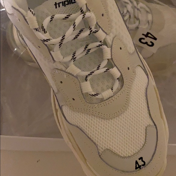 Shoes - Picture 2 of 4